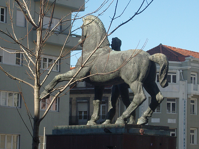 statue Oporto